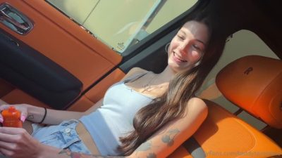 娇小的 23 岁苏菲泰勒欺骗她的男朋友